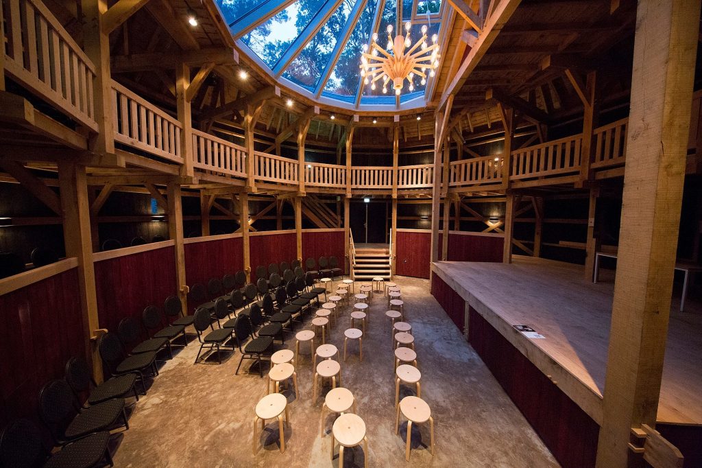 Binnenzijde Globetheater in Diever Shakespeare Midzomernachtdroom